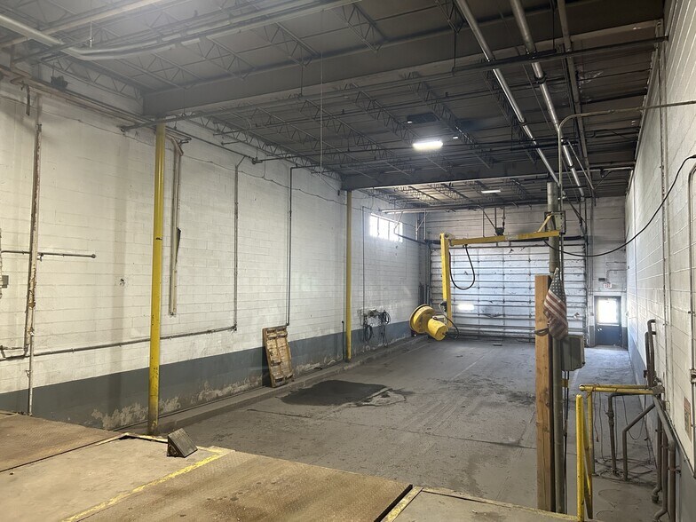 More Photos Of 521 Santa Rosa Dr, Des Plaines Warehouse For Lease