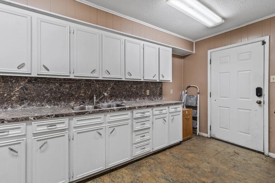 More Photos Of 1911 22nd St, Huntsville General Retail For Lease