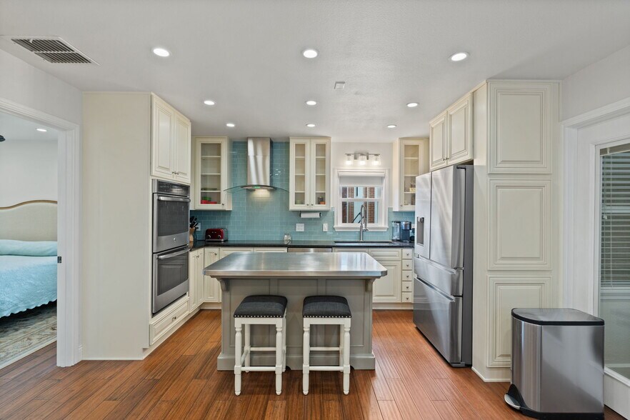 More Photos Of 925 Main St, Bastrop Office Residential For Sale