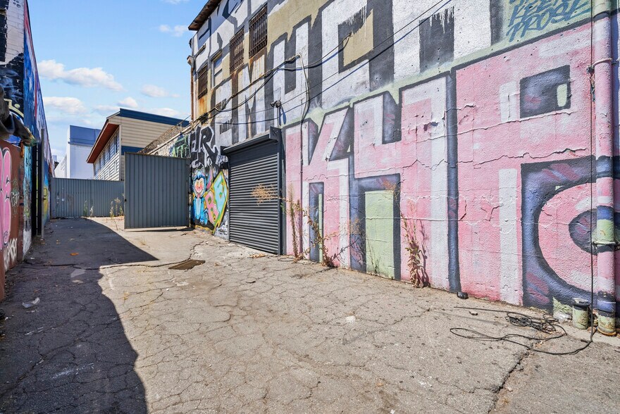 More Photos Of 236 W 18th St, Los Angeles Warehouse For Sale