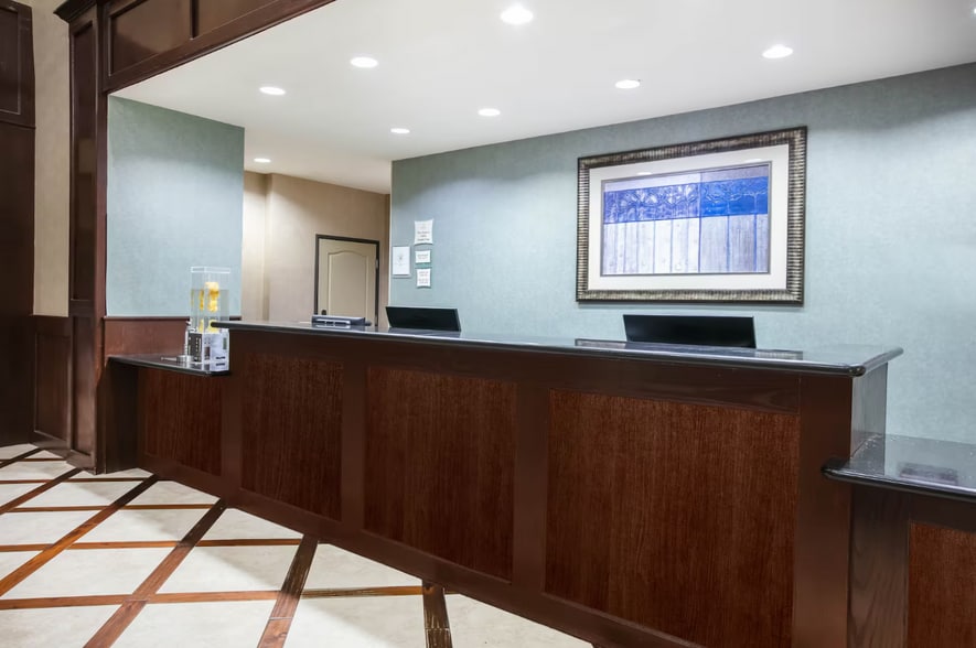 More Photos Of 431 Airport Fwy, Euless Hospitality For Sale