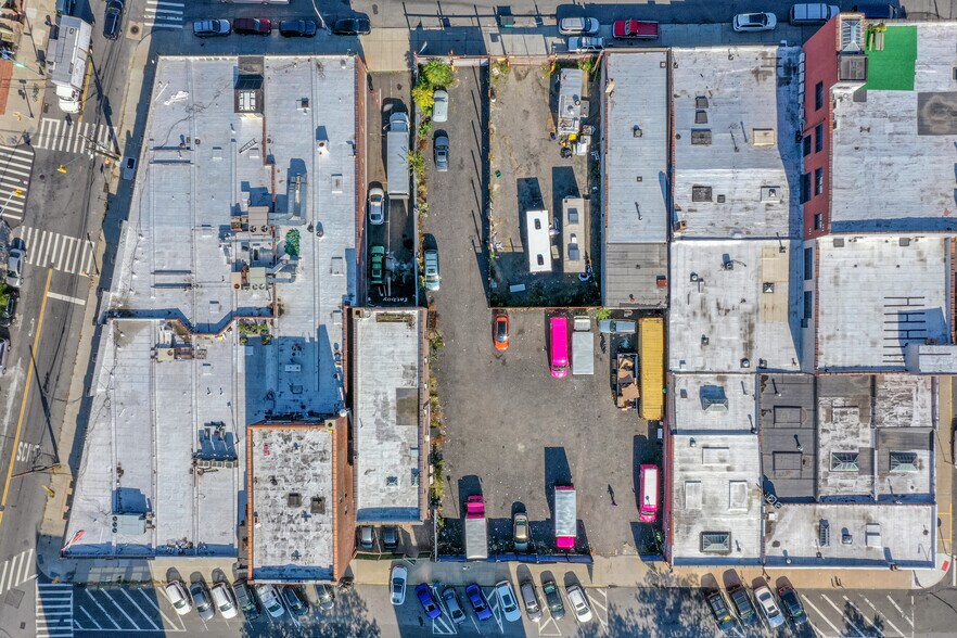 More Photos Of 279 Frost St, Brooklyn Light Distribution For Lease