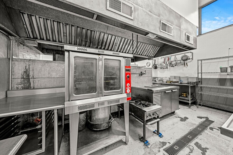 More Photos Of 701 E 2nd Ave, Durango Showroom For Lease