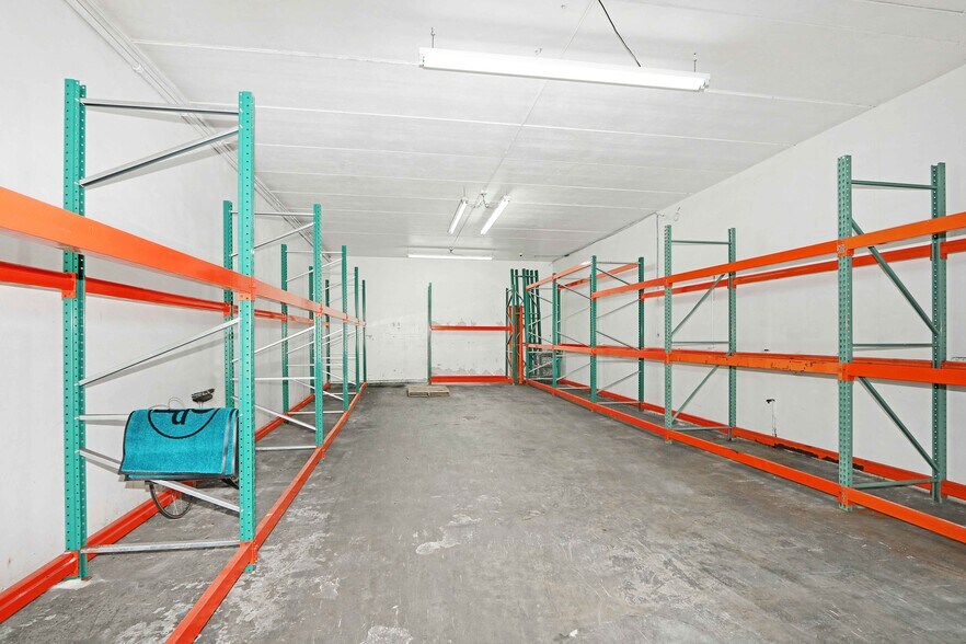 More Photos Of 2044 NW 22nd St, Miami Warehouse For Lease