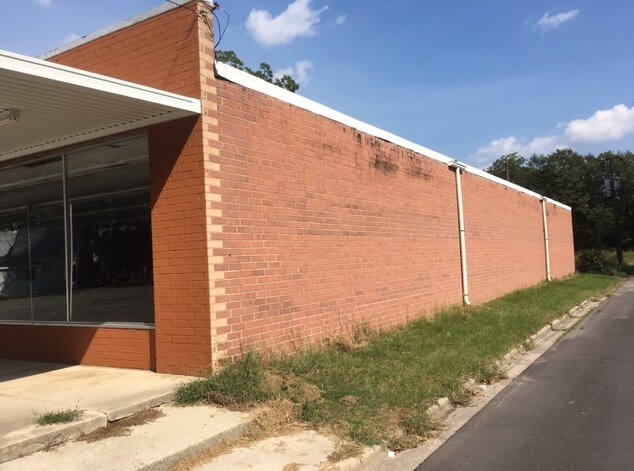 More Photos Of 108 S Patterson St, Maxton Freestanding For Lease