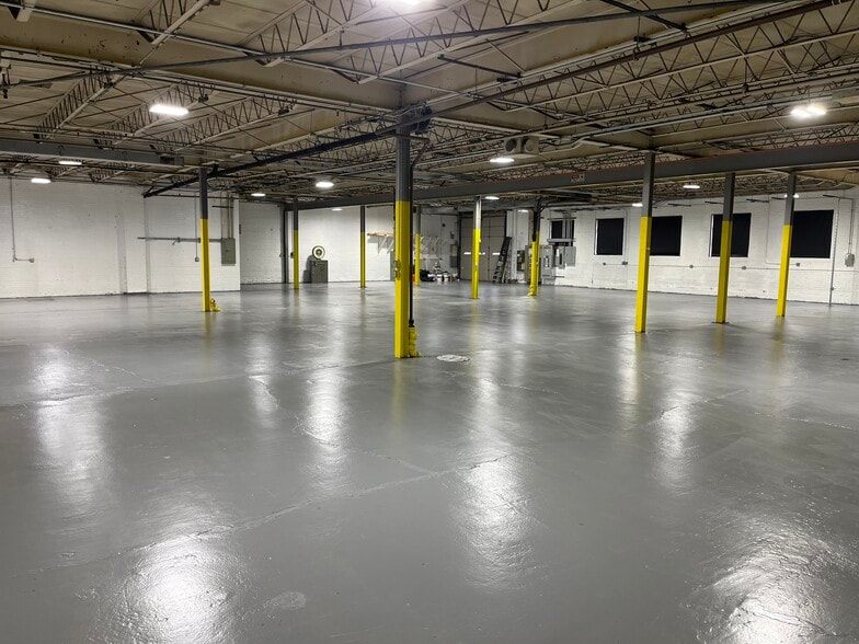 More Photos Of 5707 N Northwest Hwy, Chicago Manufacturing For Sale