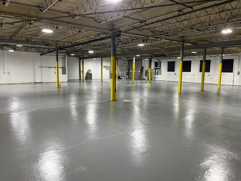 More Photos Of 5707 N Northwest Hwy, Chicago Manufacturing For Lease