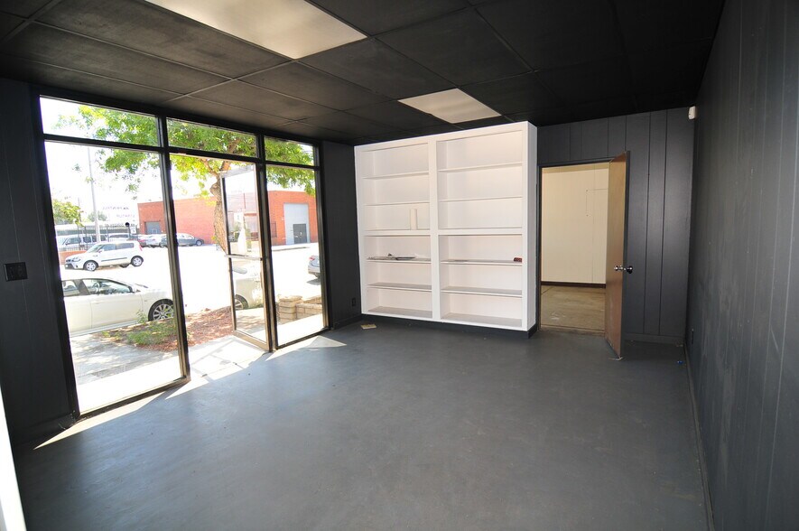 More Photos Of 2031 N Lincoln St, Burbank Warehouse For Sale