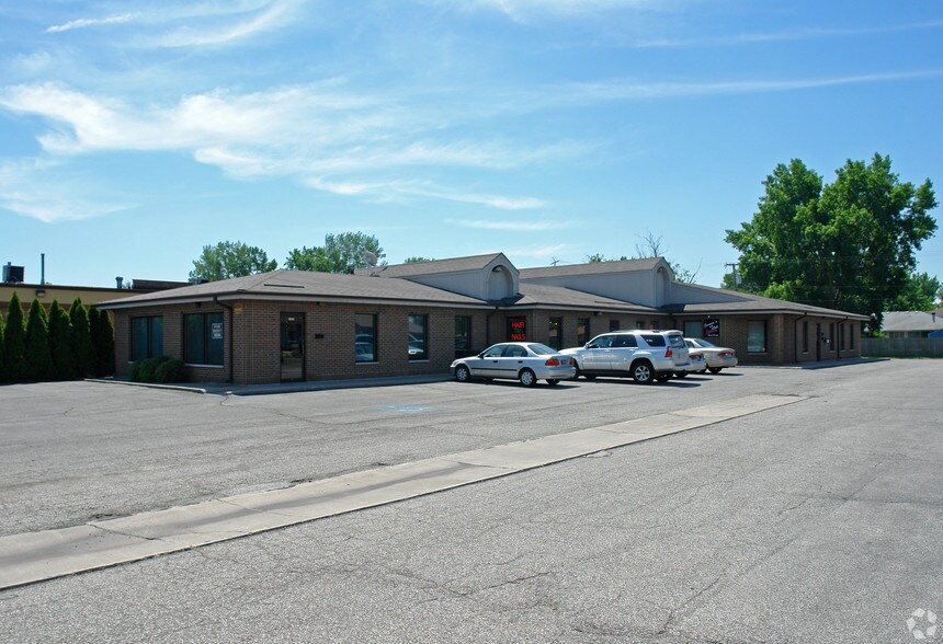 More Photos Of 2001-2009 45th Ave, Griffith Office For Sale