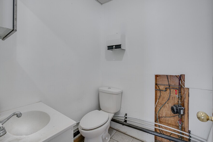 More Photos Of 19 Terry Fox Dr, Vankleek Hill Manufacturing For Sale