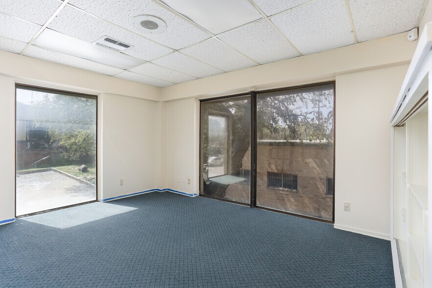 More Photos Of 4139 Gardendale St, San Antonio Office For Sale