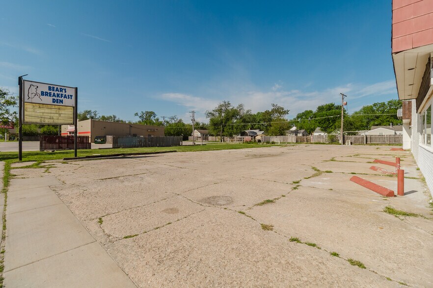 More Photos Of 1015 S Meridian Ave, Wichita Auto Repair For Sale