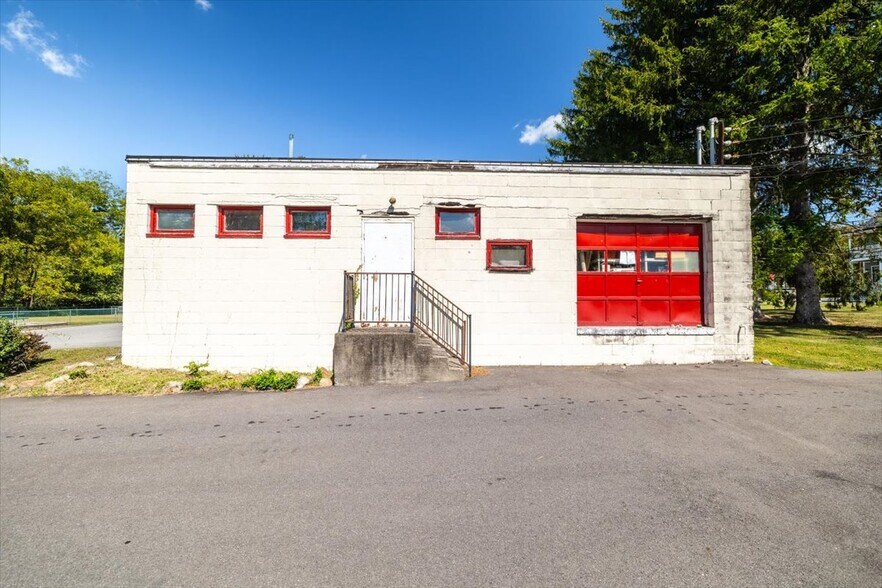 More Photos Of 2241 Ridge Rd, Bangor Flex For Sale