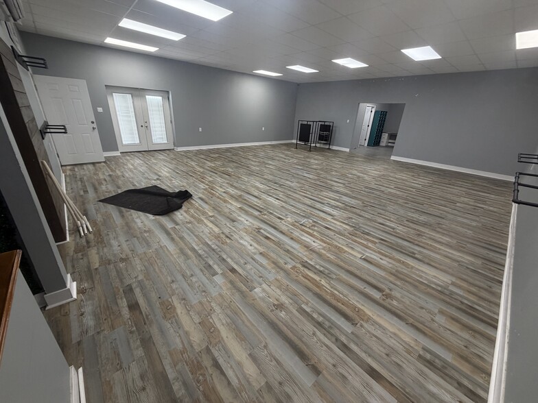 More Photos Of 219 S 2nd St, Cabot Auto Repair For Lease