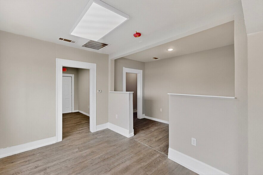 More Photos Of 3818 S Lancaster Rd, Dallas Showroom For Lease