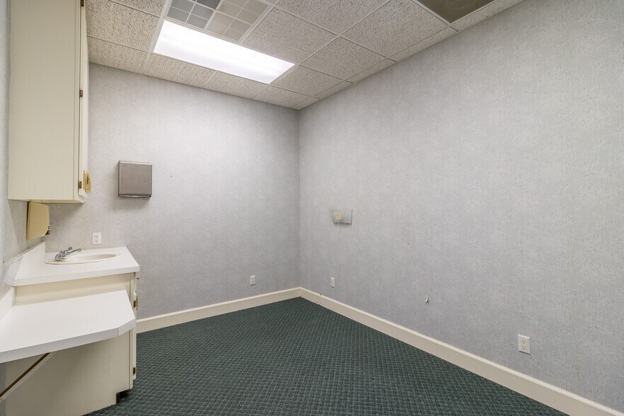 More Photos Of 1421 Ross Dr, Dalton Office For Sale