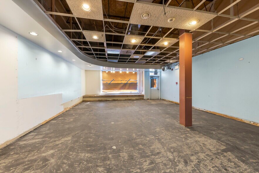 More Photos Of 111-123 Jefferson Ave, Naperville Storefront For Lease