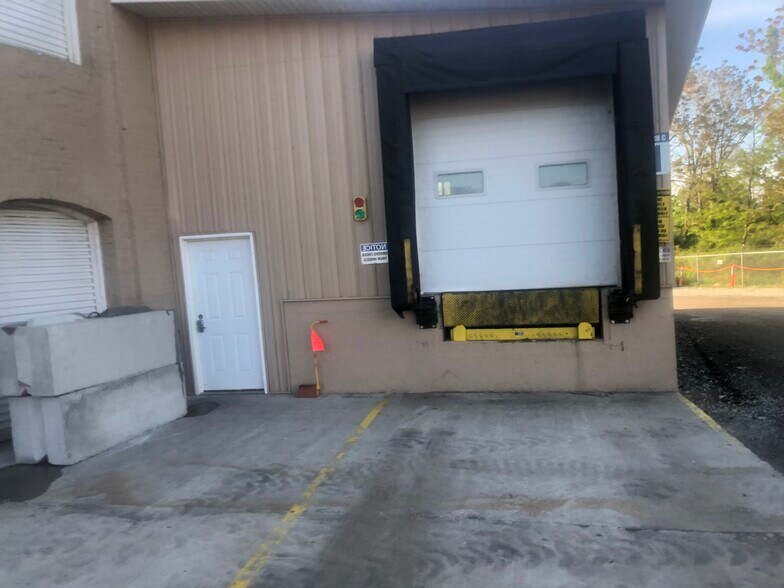 More Photos Of 2826 Barnes Ave, Indianapolis Warehouse For Lease