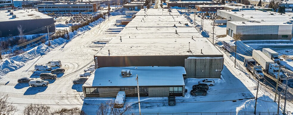 More Photos Of 26 Boul Hymus, Pointe-claire Warehouse For Lease