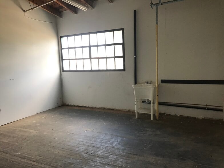 More Photos Of 314 W 58th St, Los Angeles Warehouse For Lease