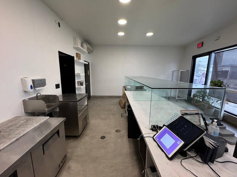 More Photos Of 826 Pico Blvd, Santa Monica Storefront For Sale