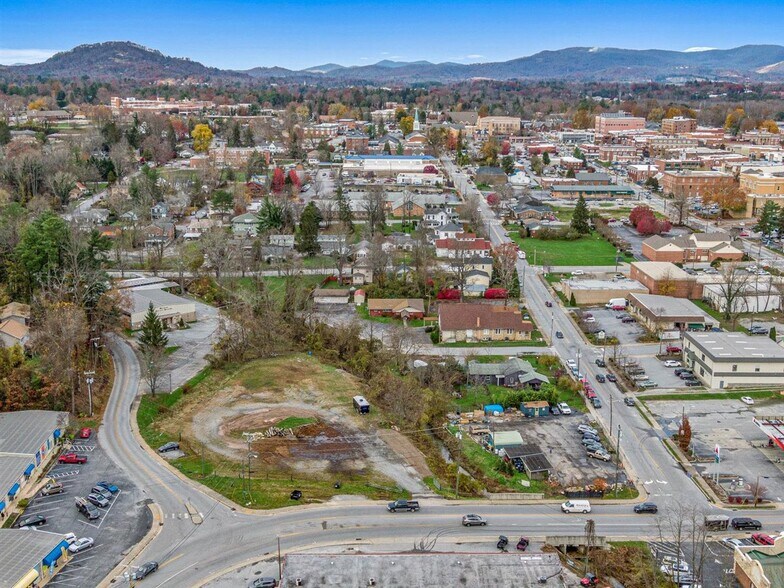 More Photos Of 307-321 S Washington St, Hendersonville Land For Lease