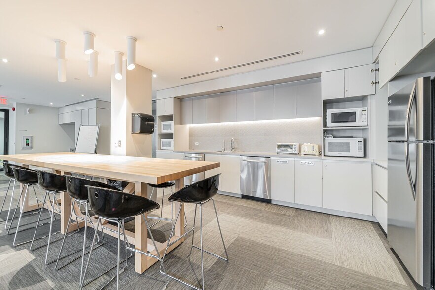 More Photos Of 1100 Boul Crémazie E, Montréal Office For Lease
