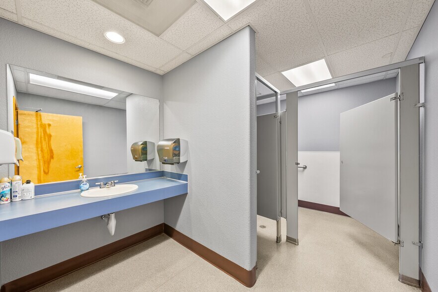 More Photos Of 3976 Crater Lake Ave, Medford Auto Dealership For Lease