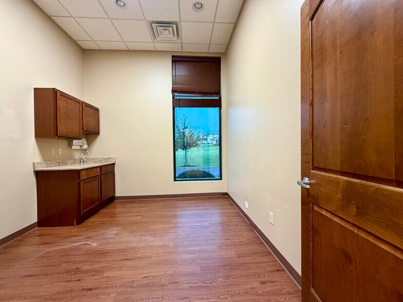 More Photos Of 2127 Midlands Ct, Sycamore Medical For Lease