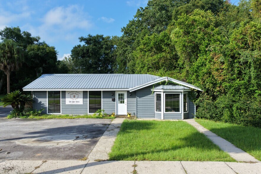 Primary Photo Of 167 W Orange St, Jesup Medical For Sale