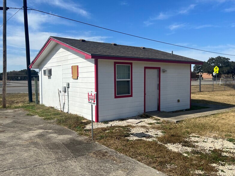 More Photos Of 917 U.S. 77, Sinton Manufacturing For Sale