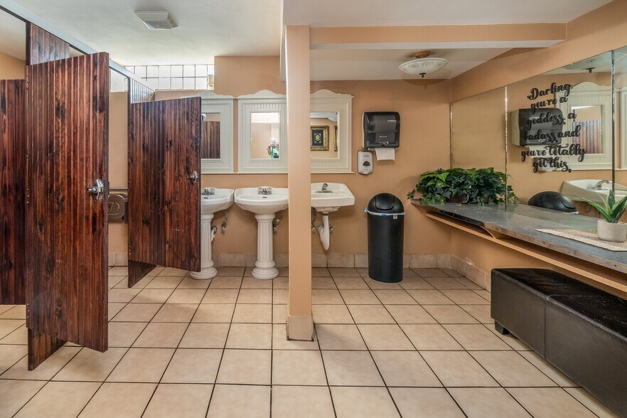 More Photos Of 1329 Walnut St, Murphysboro Office For Sale