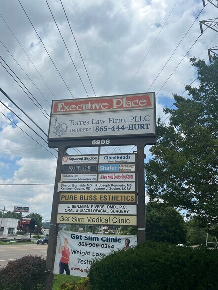 More Photos Of 6906 Kingston Pike, Knoxville Medical For Lease