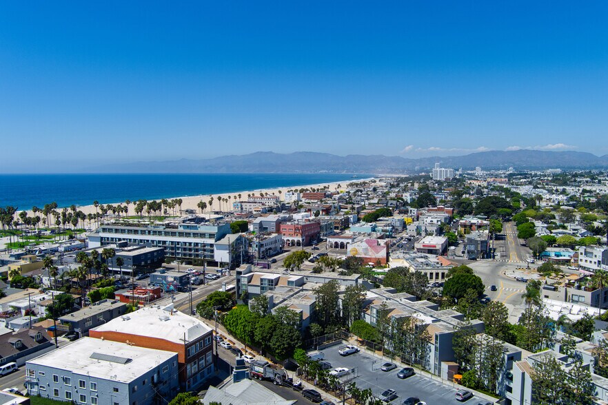 More Photos Of 1918 Canal St, Venice Apartments For Sale