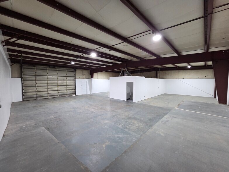 More Photos Of 3359-3399 Hawthorne Ave NE, Salem Warehouse For Lease