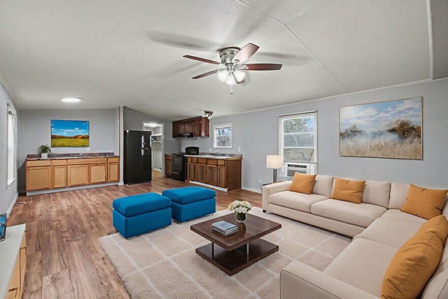 More Photos Of 919 Austin St, Kingsland Flex For Sale