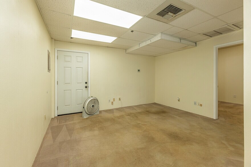 More Photos Of 300 Ohukai Rd, Kihei Showroom For Sale