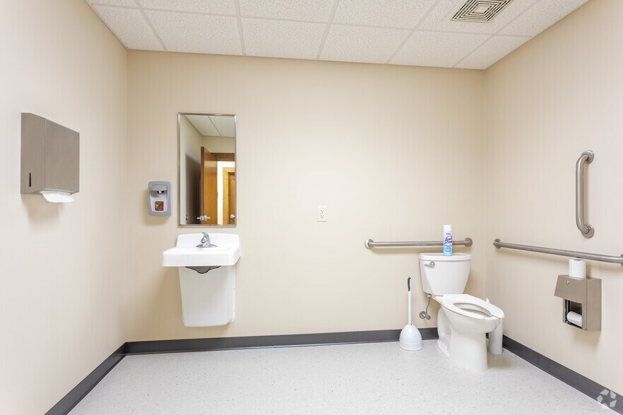 More Photos Of 905 Johns Hopkins Dr, Greenville Medical For Sale