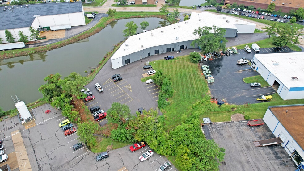 More Photos Of 4132 Shoreline Dr, Earth City Warehouse For Lease