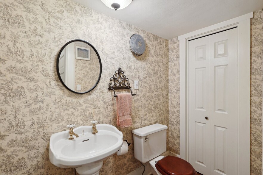 More Photos Of 118 S Walnut St, Troy Showroom For Sale