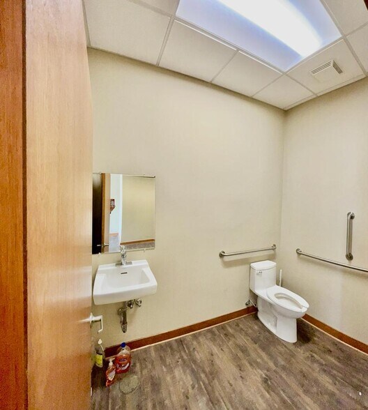 More Photos Of 1446 Merchant Dr, Algonquin Medical For Sale