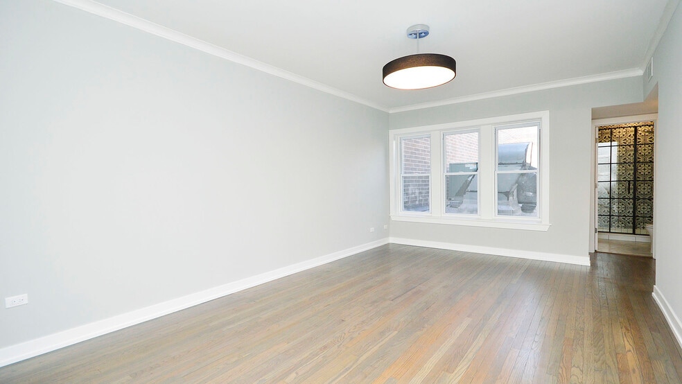 More Photos Of 3124 N Broadway, Chicago Storefront Retail Residential For Sale