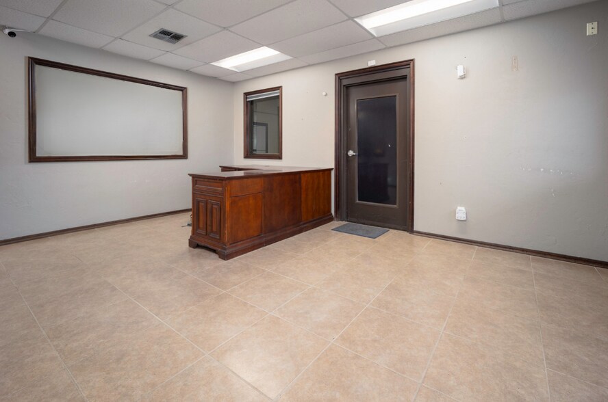 More Photos Of 401 S Ranchwood Blvd, Yukon Flex For Sale