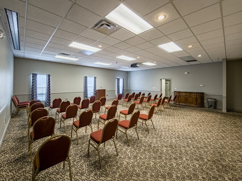 More Photos Of 806 US-82, Tifton Office For Sale