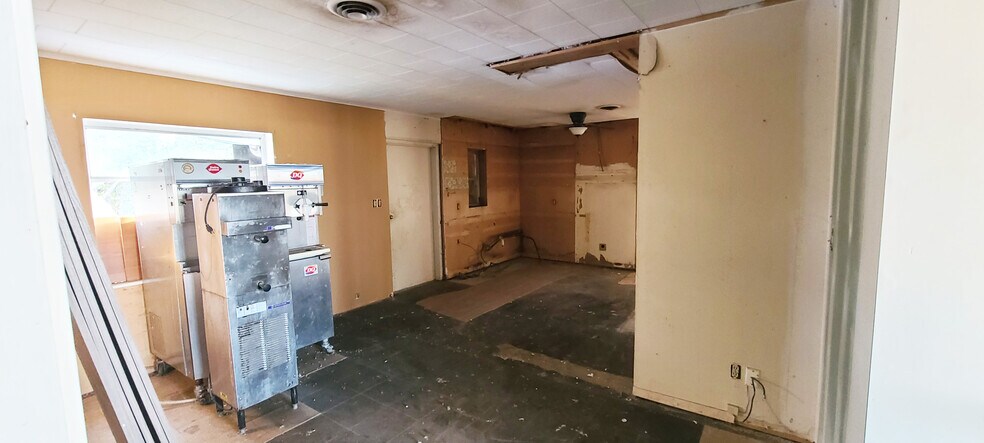 More Photos Of 14417 S L-56d, Brady Convenience Store For Sale