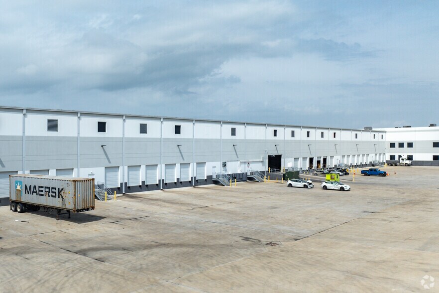 More Photos Of 6101 Grand Pky S, Baytown Distribution For Lease
