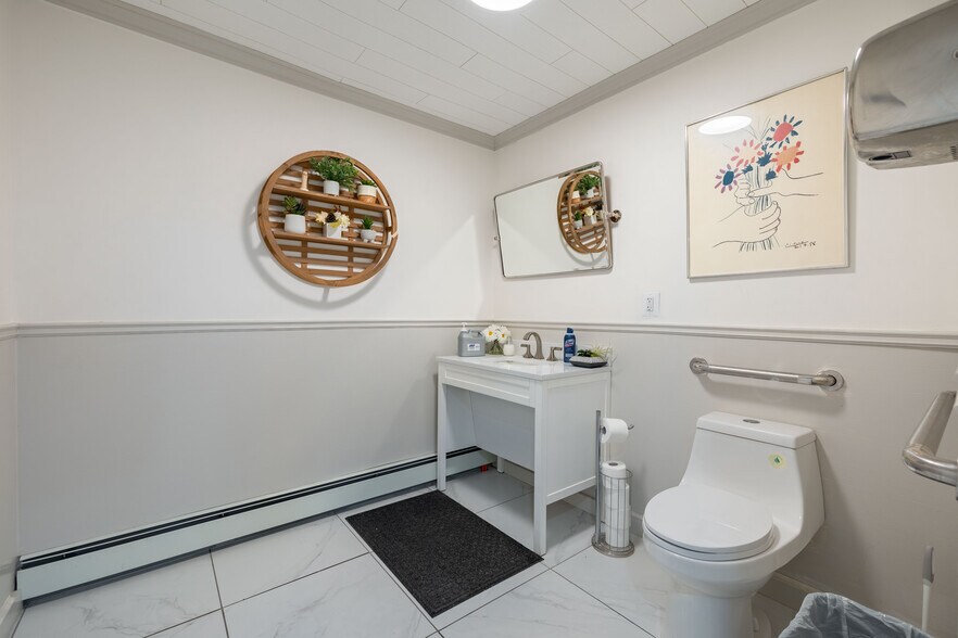 More Photos Of 256 N Wellwood Ave, Lindenhurst Office For Lease