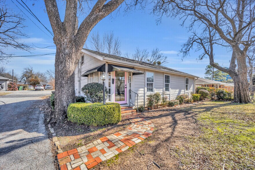 More Photos Of 808 W Abram St, Arlington Freestanding For Sale