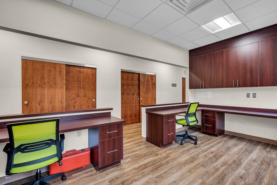 More Photos Of 500 Park Ave, Manalapan Township Medical For Lease