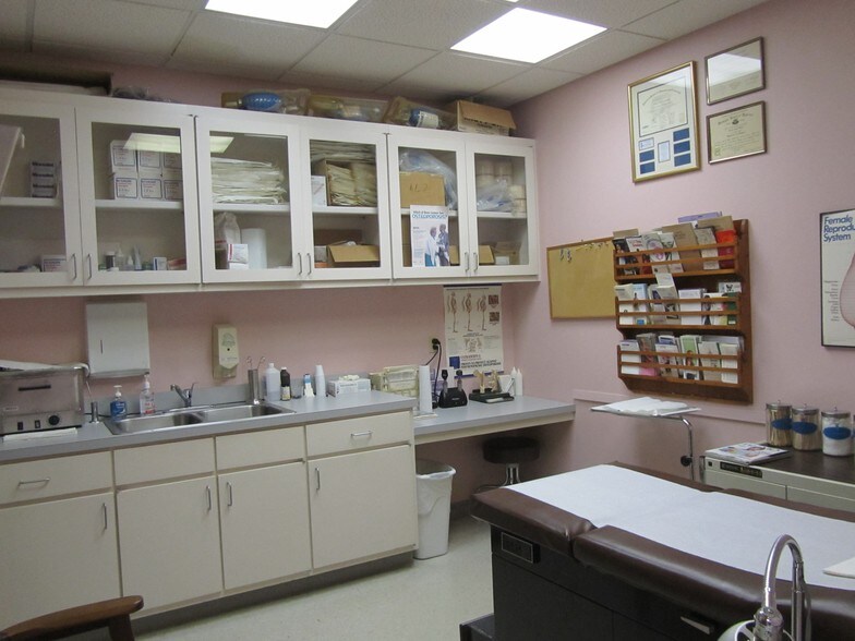 More Photos Of 1205-1211 W Austin St, Port Lavaca Office For Lease